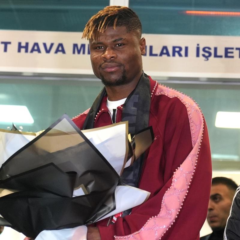 Be�ikta� u�a�� indirdi! Emmanuel Agbadou, �stanbul'da