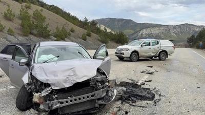 Eski belediye ba�kan� hastanelik oldu! Karayolunda korkutan kaza