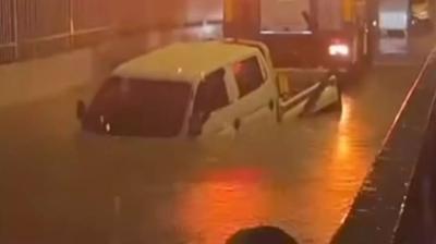 �zmir'de trajik �l�m... Suyla dolan alt ge�itte mahsur kald�