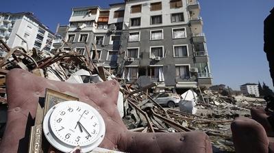 Kabine �yeleri 6 �ubat depremlerinde hayat�n� kaybedenleri and�