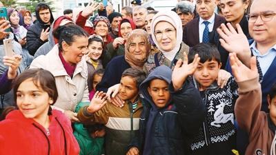 Enkazdan asr�n birlikteli�i y�kseldi... Emine Erdo�an'dan 6 �ubat mesaj�