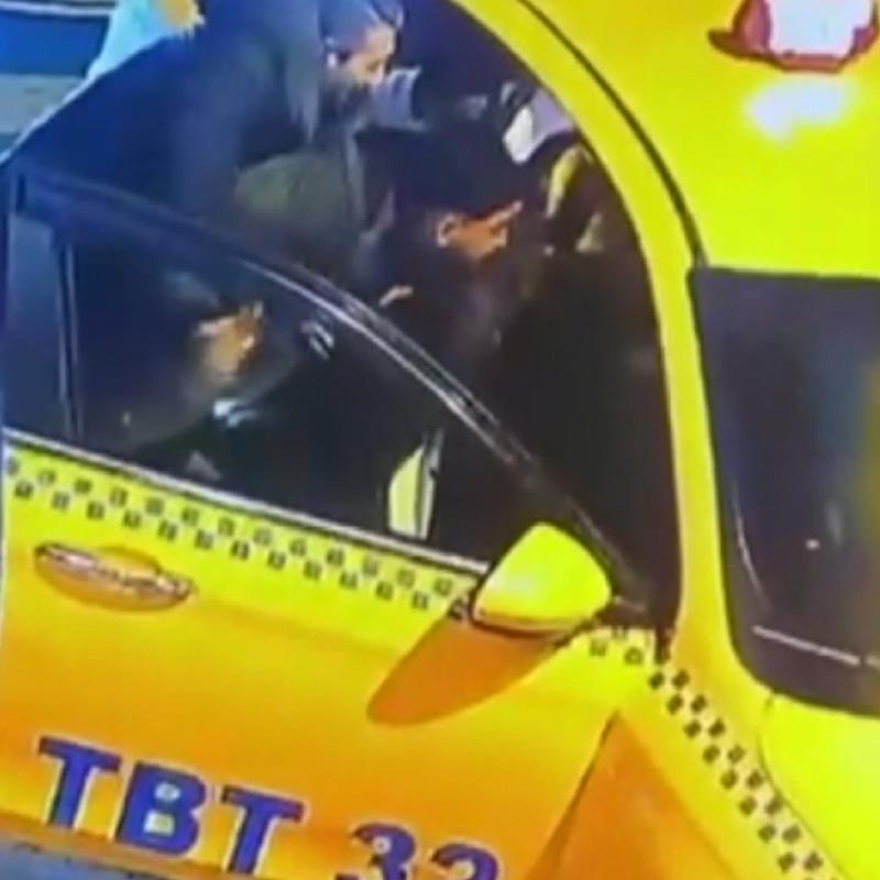 �4 yolcu alabilirim� uyar�s� kavga ��kard�! Taksiciye sald�r�p arac� tekmeledi