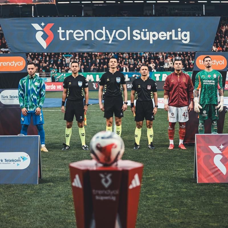 Galatasaray'da yeni transferler yedek kul�besinde