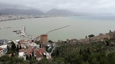 Alanya'da sa�anak: Denizin rengi de�i�ti