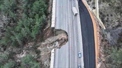 Antalya yolunda heyelan: K�smen ula��ma kapat�ld�