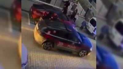 Beylikd�z�'nde film gibi kovalamaca: Polisten ka��p park hakindeki ara�lara �arpt�lar