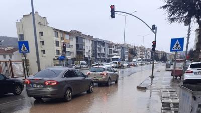 Cadde g�le d�nd�, s�r�c�ler zor anlar ya�ad�