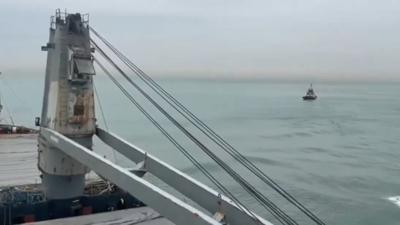 Sar�yer a��klar�nda karaya oturan kargo gemisi kurtar�ld�