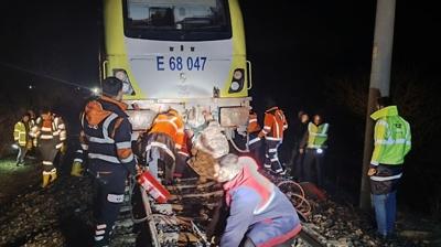 Seyir halindeki yolcu trenine kaya par�as� d��t�: Yolcular tahliye edildi