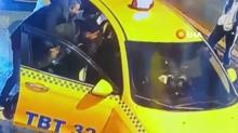 ''4 yolcu alabilirim'' uyar�s� kavga ��kard�! Taksiciye sald�r�p arac� tekmeledi