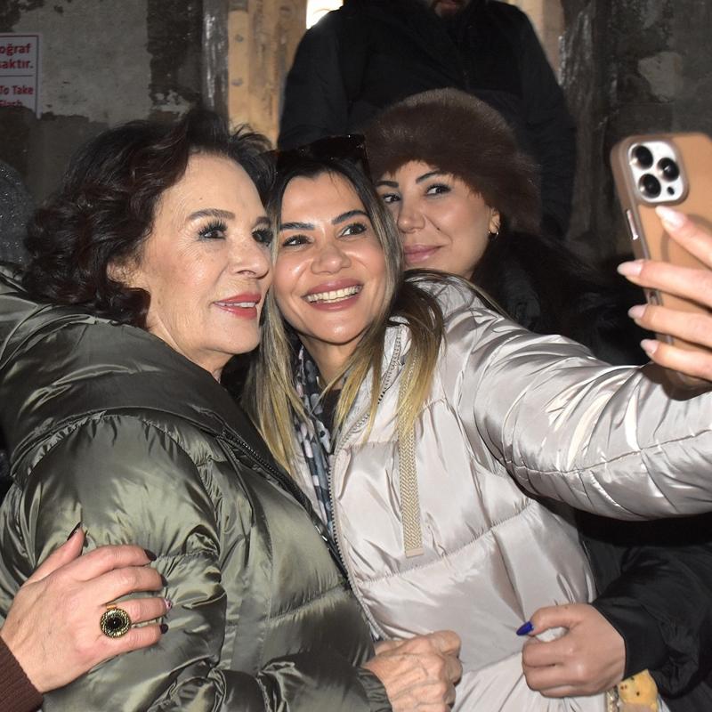H�lya Ko�yi�it'e yo�un ilgi! Sineman�n efsane isminden Akdamar adas�na ziyaret