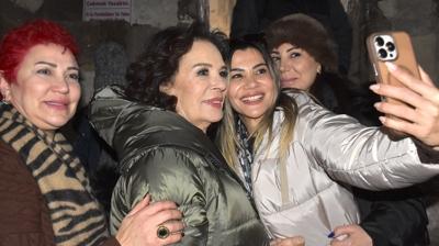 H�lya Ko�yi�it'e yo�un ilgi! Sineman�n efsane isminden Akdamar adas�na ziyaret