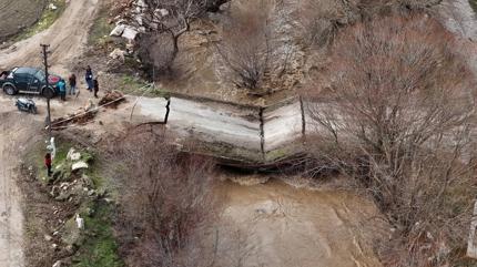 Onlarca k�y� birbirine ba�layan k�pr� y�k�ld�: Suriye'de ba�lant�lar kesildi