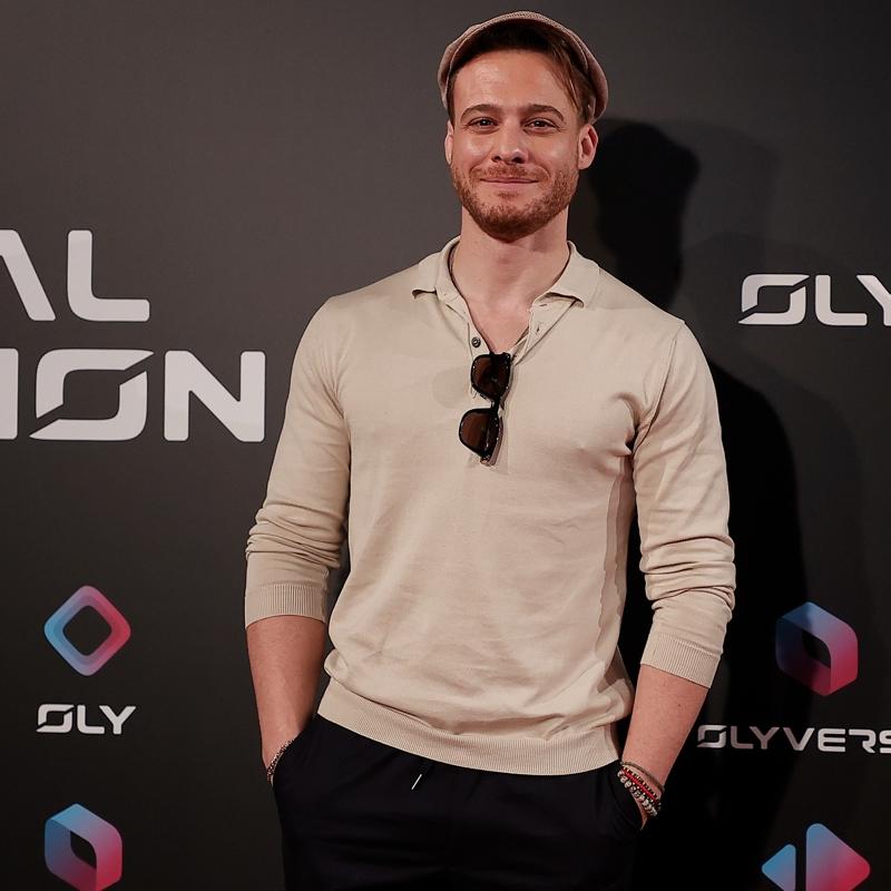 Hollywood'un efsane isminden ba�rol teklifi: Kerem B�rsin d�nyaya a��l�yor!