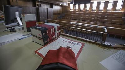 Adliyede gergin anlar: Hakime sald�ran avukata g�zalt�