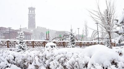 Erzurum'da e�itime kar engeli... Okullar tatil edildi
