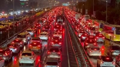 �stanbul'da trafik yo�unlu�u y�zde 80'e dayand�! Ana karteller kilit
