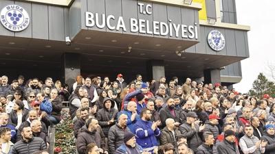 �zmir'de i��iler eylemde vatanda� yol tamirinde