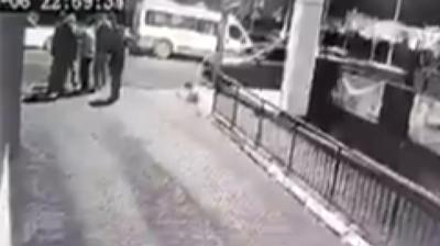 Polis ve e�ine �irkin sald�r�! G�r�nt�ler ��kt�