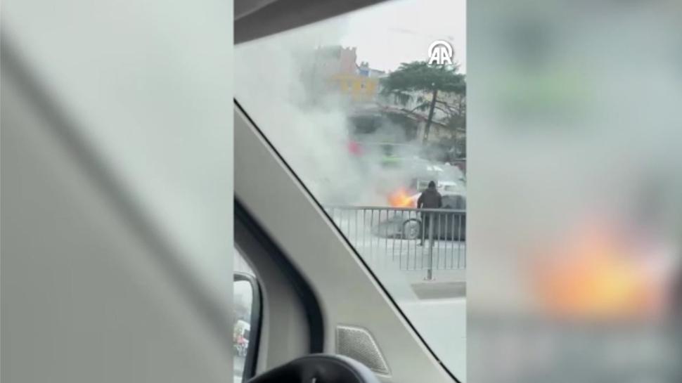 Beyo�lu'nda korku dolu anlar! S�r�c�ler k�le d�nen arac� g�r�nt�ledi