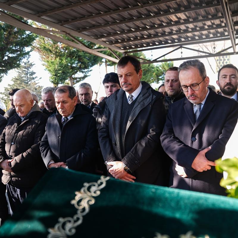 Ergin Ataman'�n annesi son yolculu�una u�urland�