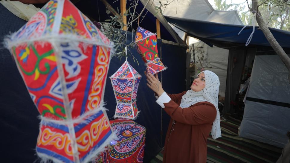 Gazzeli Reyhan, yard�m kutular�ndan yapt��� fenerlerle �ocuklara Ramazan co�kusunu ya�at�yor