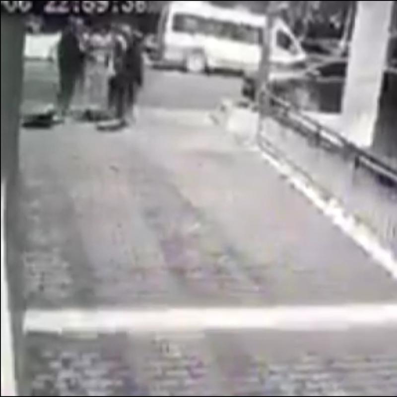 Polis ve e�i sald�r�ya u�rad�! 5 ��pheli yakaland�