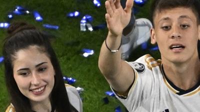 Arda G�ler ile Duru Nayman Paris'te� �Evlilik teklifi gelmez mi art�k?'