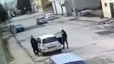 Doland�r�c�lara paras�n� kendi eliyle teslim etti