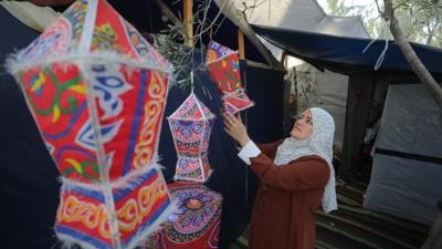 Gazzeli Reyhan, yard�m kutular�ndan yapt��� fenerlerle �ocuklara Ramazan co�kusunu ya�at�yor