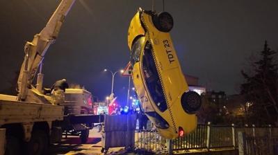 �stanbul'da korkun� kaza! Alkoll� taksi s�r�c�s� 5 metrelik dereye u�tu