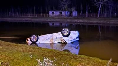 Sulama kanal�na devrilen otomobilin s�r�c�s� �ld�