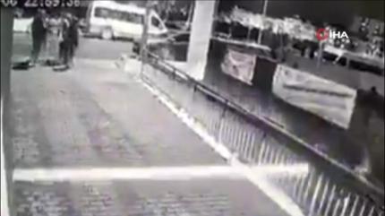 Polis ve e�i sald�r�ya u�rad�! 5 ��pheli yakaland�