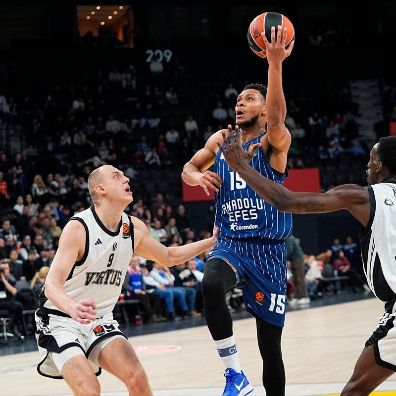 Anadolu Efes'ten EuroLeague'de bir galibiyet daha!