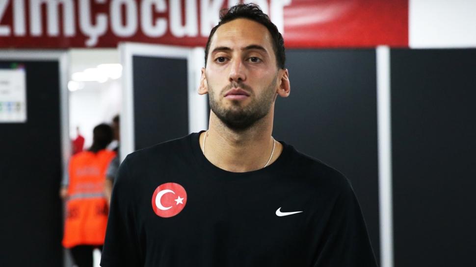Hakan �alhano�lu herkesi ters k��e yapt�! Resmen duyuruldu: Galatasaray derken...