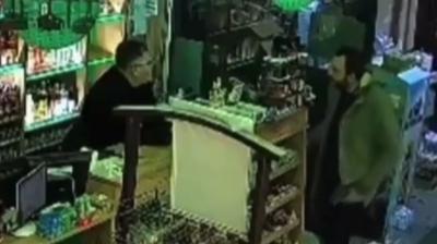 Bursa'da para �st� kavgas� kamerada: Market sava� alan�na d�nd�