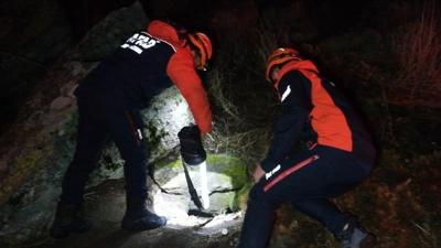 Define bulmak i�in girdikleri sarn��ta mahsur kald�lar