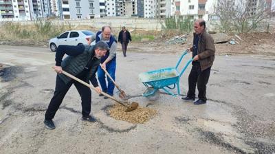 CHP'li belediyenin yeni marifeti! Vatanda� kazma k�rekle i�e koyuldu