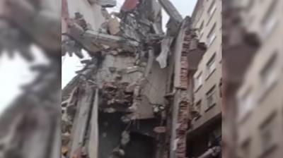 K���k�ekmece'de bina devrildi: �ok say�da ekip sevk edildi