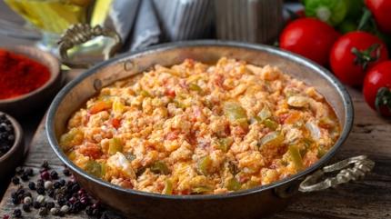 Ekmek bana bana yiyeceksiniz! Nefis biberli menemen tarifi