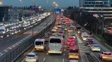 �stanbul'da trafik k�rm�z� alarm veriyor! Yo�unluk y�zde 90'a ula�t�