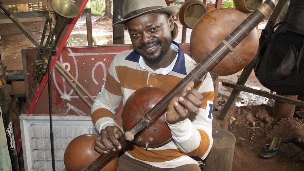 Orta Afrika'n�n de�erler aktar�m�nda en de�erli enstr�man mvet, mitoloji ve m�zi�i birle�tiriyor