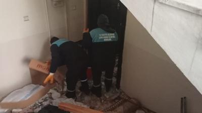 Ekipler g�zlerine inanamad�! Dairesinde 20 ton ��p biriktirdi