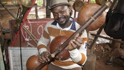 Orta Afrika'n�n de�erler aktar�m�nda en de�erli enstr�man mvet, mitoloji ve m�zi�i birle�tiriyor