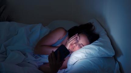 Ak�ll� telefonlarla uyuyanlar yand�: Haf�zay� silgi gibi siliyor