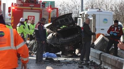 Feci kaza: Bariyerlere çarpan genç sürücü hayatını kaybetti