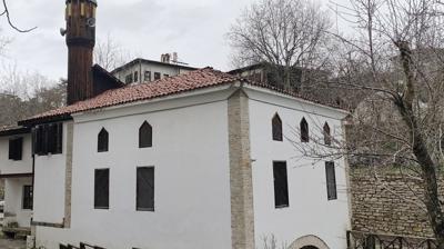 Görenler dönüp bir daha bakıyor! Bu caminin altından dere geçiyor