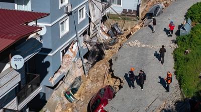 İzmir'de istinat duvarı çöktü! Araçlar toprağa gömüldü
