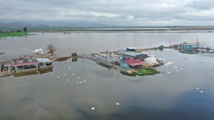 Hatay'da sa�anak evleri ve tarlalar� sular alt�nda b�rakt�