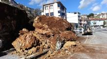 Bal�kesir'de faciadan d�n�ld�: Kaya par�as� yaya kald�r�m�na d��t�